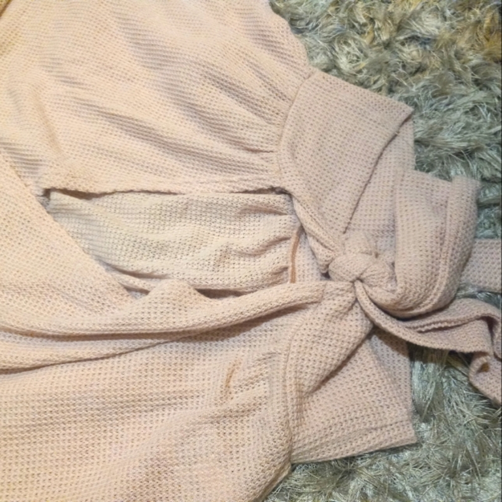 Express. Light pink crop top shirt with wrap tie on back. Size XS - Picture 9 of 9